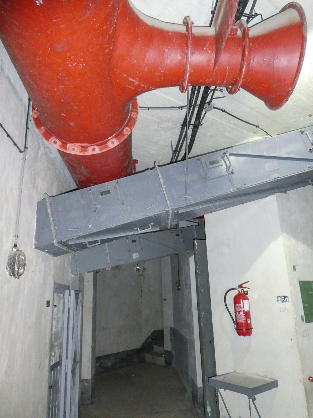 Ligne Maginot - SAINTE AGNES (SAG) - EO9 - (Ouvrage d'artillerie) - Bloc 2
Ventilation et gaine de récupération des douilles de 75 - Daniel ELLENA - Philippe CUNY