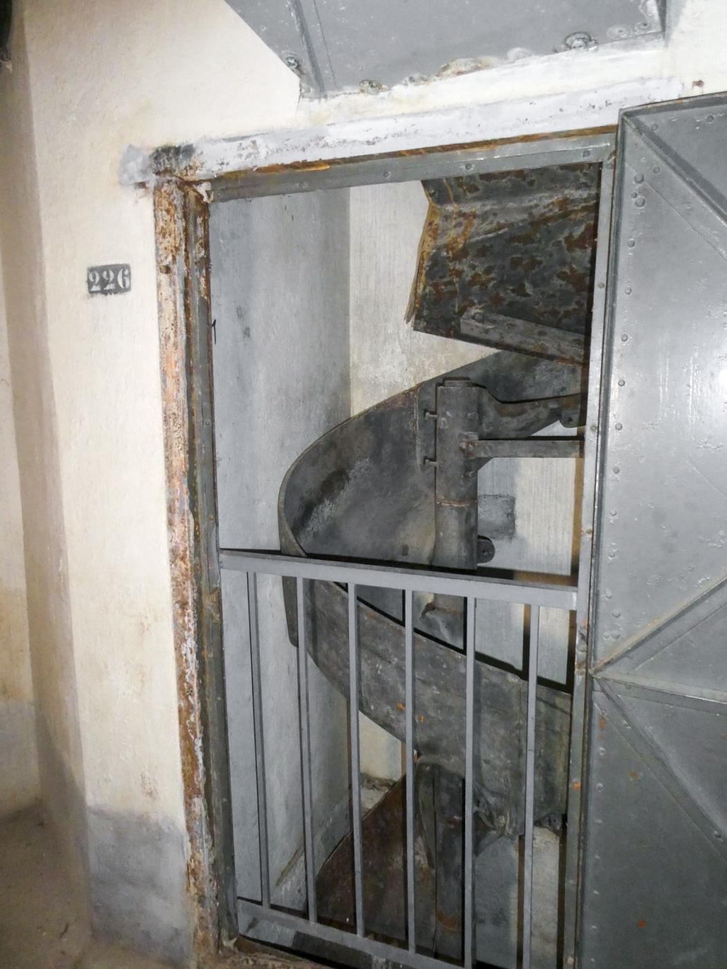Ligne Maginot - SAINTE AGNES (SAG) - EO9 - (Ouvrage d'artillerie) - Bloc 2
Toboggan de récupération des douilles de 75 vers le sous-sol - Daniel ELLENA - Philippe CUNY