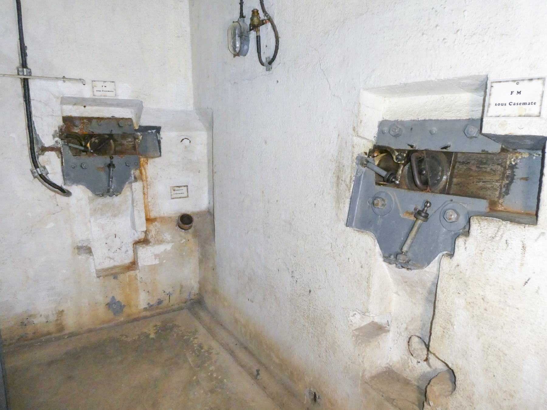 Ligne Maginot - SAINTE AGNES (SAG) - EO9 - (Ouvrage d'artillerie) - Bloc 2
Créneaux FM - Daniel ELLENA - Philippe CUNY