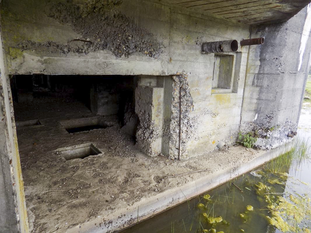 Ligne Maginot - CEZF-20  - LA BRIQUETTERIE - (Casemate d'infanterie - double) - Entrée matériel - R Tucker