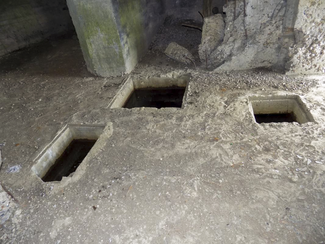 Ligne Maginot - CEZF-20  - LA BRIQUETTERIE - (Casemate d'infanterie - double) - Accès à l'étage inférieur - R Tucker