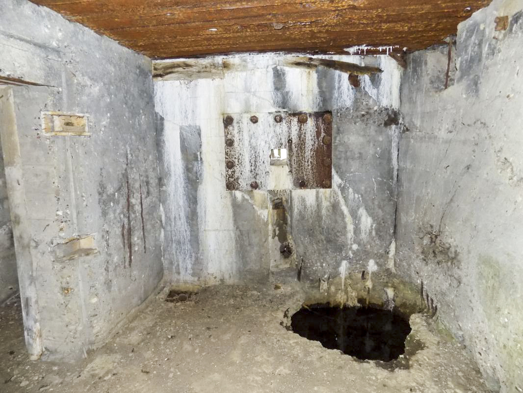 Ligne Maginot - CEZF-20  - LA BRIQUETTERIE - (Casemate d'infanterie - double) - Face gauche, créneau mitrailleuse - R Tucker