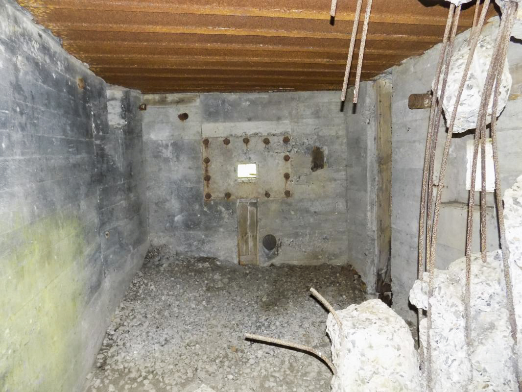 Ligne Maginot - CEZF-20  - LA BRIQUETTERIE - (Casemate d'infanterie - double) - Face droite, créneau mitrailleuse - R Tucker