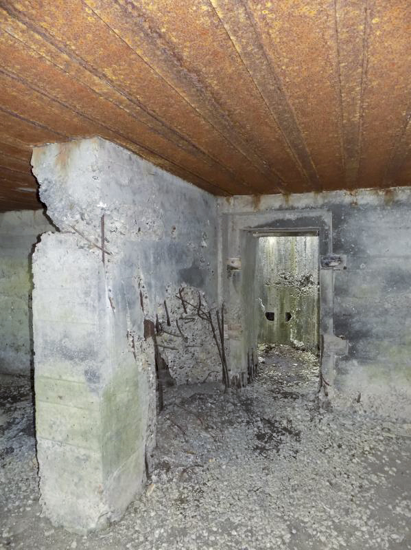 Ligne Maginot - CEZF-20  - LA BRIQUETTERIE - (Casemate d'infanterie - double) - Accès vers le puits de la cloche - R Tucker