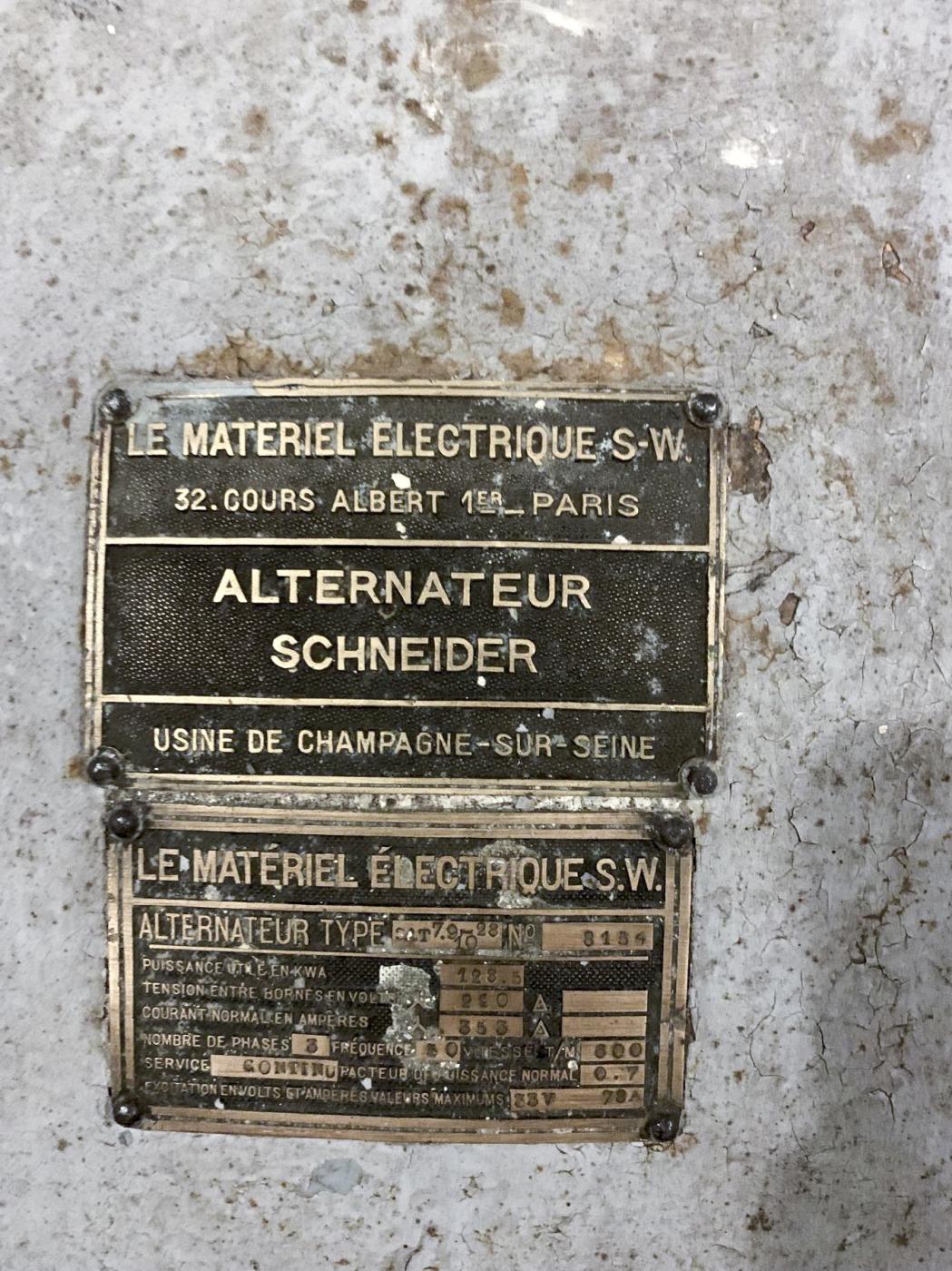 Ligne Maginot - AGAISEN (AN) - E03 - (Ouvrage d'artillerie) - L'usine électrique
Plaque alternateur - Daniel ELLENA - Philippe CUNY