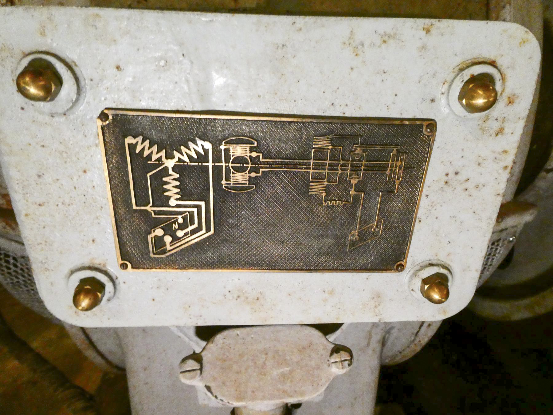 Ligne Maginot - AGAISEN (AN) - E03 - (Ouvrage d'artillerie) - L'usine électrique
Plaque alternateur - Daniel ELLENA - Philippe CUNY
