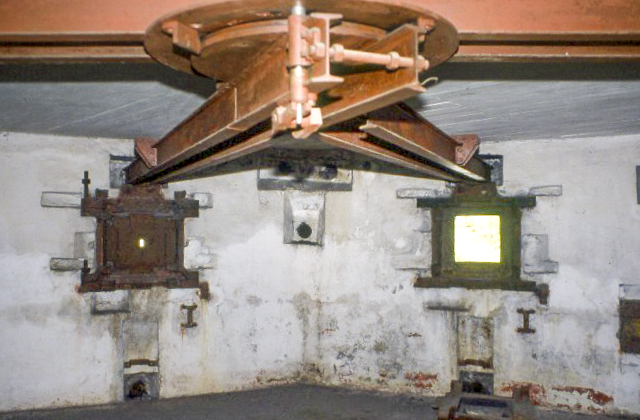 Ligne Maginot - MONTGENEVRE (BARRAGE RAPIDE) - (Blockhaus pour arme infanterie) - Chambre de tir avec les 2 créneaux pour le canon de 47. Noter la présence du bi-rail double desservant les deux créneaux avec le dispositif d'aiguillage pour le canon antichar - Marc ENDINGER