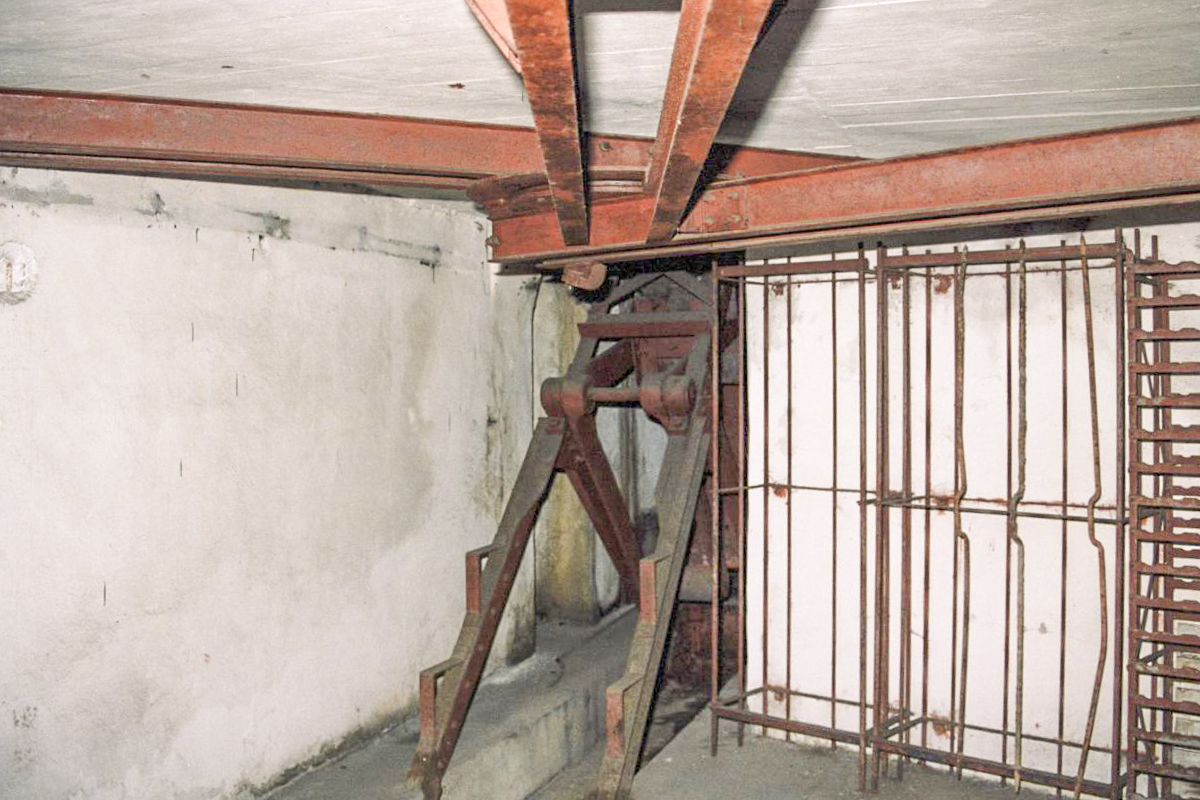 Ligne Maginot - MONTGENEVRE (BARRAGE RAPIDE) - (Blockhaus pour arme infanterie) - L'escalier permettant d'enjamber la barrière pour entrer et sortir de la chambre de tir lorsque la barrière est en position 'rentrée' - Michal Prasil