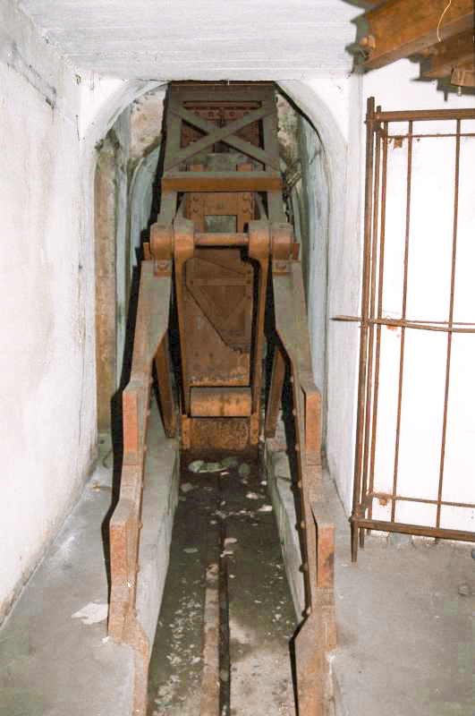 Ligne Maginot - MONTGENEVRE (BARRAGE RAPIDE) - (Blockhaus pour arme infanterie) - Balancier et cylindre à rotation libre - Michal Prasil