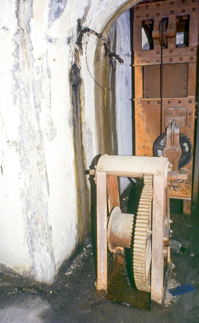 Ligne Maginot - MONTGENEVRE (BARRAGE RAPIDE) - (Blockhaus pour arme infanterie) - Treuil de rappel de la barrière antichar coulissante - Marc ENDINGER