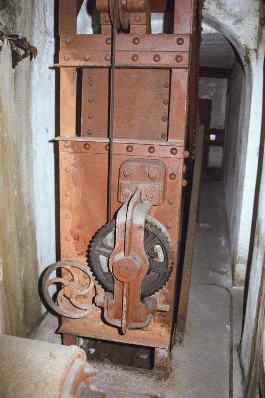 Ligne Maginot - MONTGENEVRE (BARRAGE RAPIDE) - (Blockhaus pour arme infanterie) - Treuil du balancier - Michal Prasil
