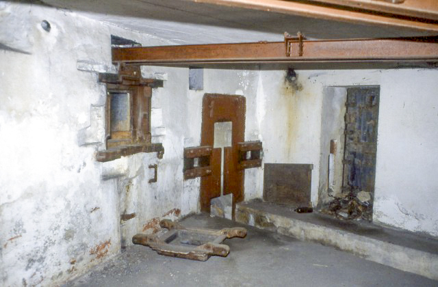 Ligne Maginot - MONTGENEVRE (BARRAGE RAPIDE) - (Blockhaus pour arme infanterie) - Au premier plan le second créneau pour le canon de 47, au centre le passage de la barrière anti-char et à l'arrière plan la porte blindée. - Marc ENDINGER