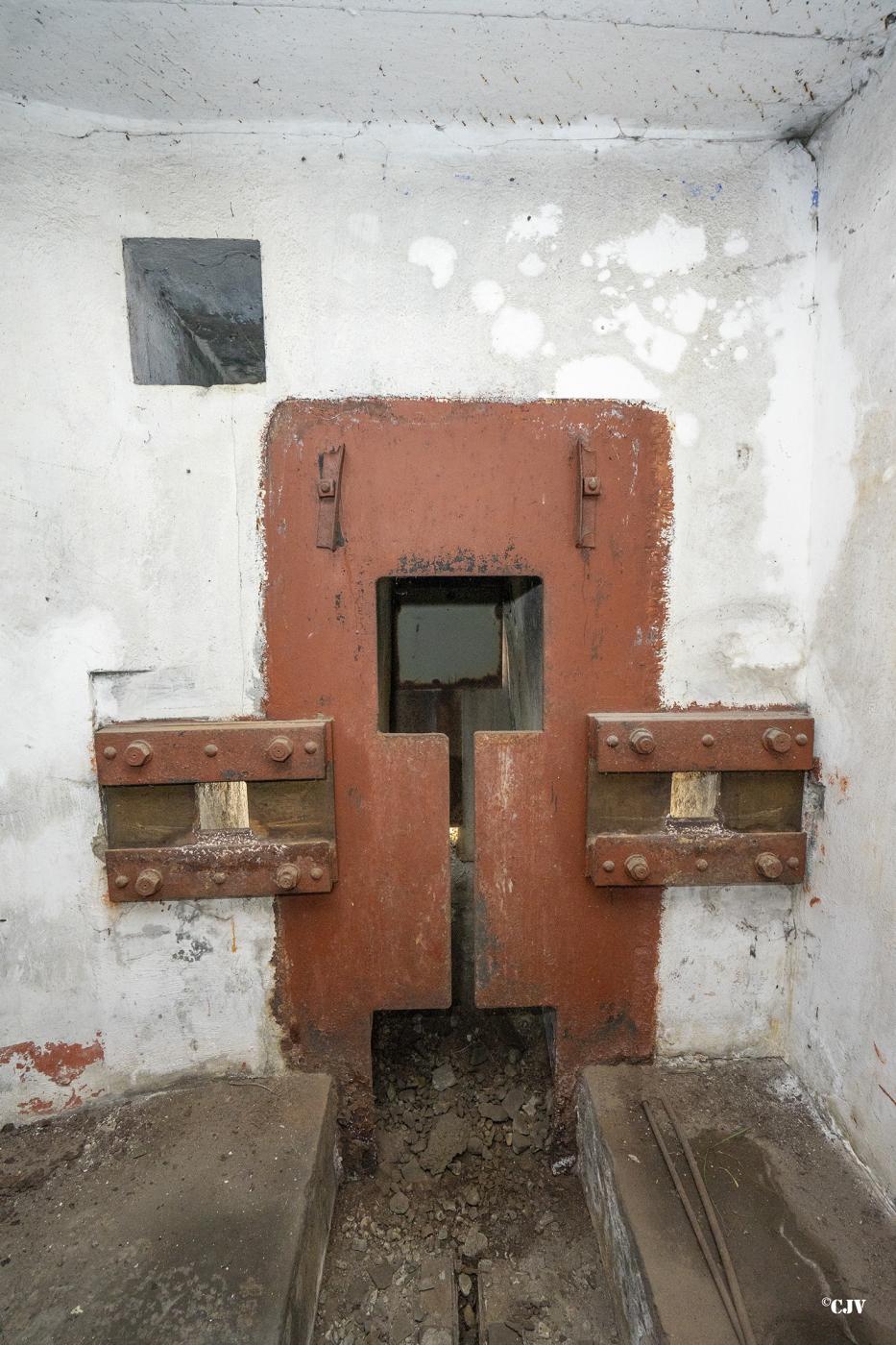 Ligne Maginot - MONTGENEVRE (BARRAGE RAPIDE) - (Blockhaus pour arme infanterie) - Le plaque du passage de la barrière.
En haut goulotte à grenades, à coté deux créneaux pour FM.
 - Lia VERMEULEN