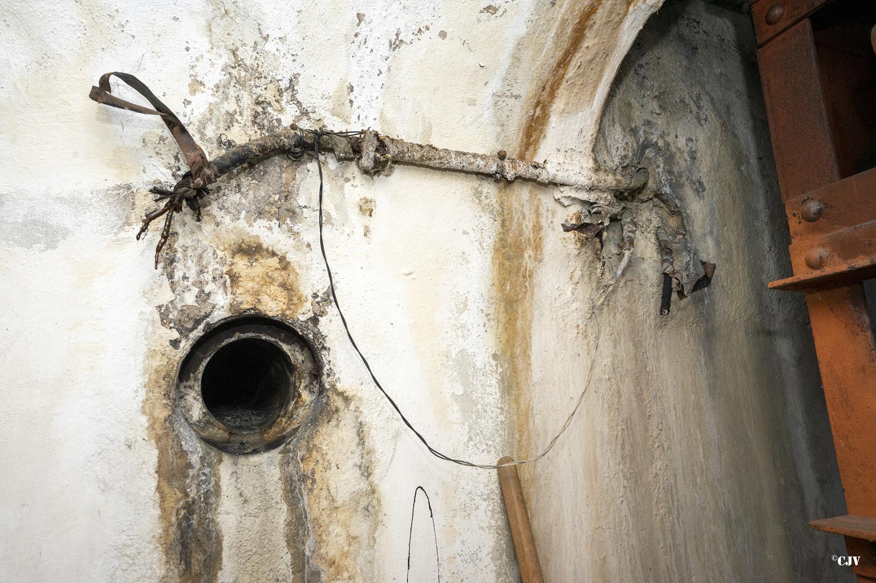 Ligne Maginot - MONTGENEVRE (BARRAGE RAPIDE) - (Blockhaus pour arme infanterie) - Entrée du cable - Lia VERMEULEN