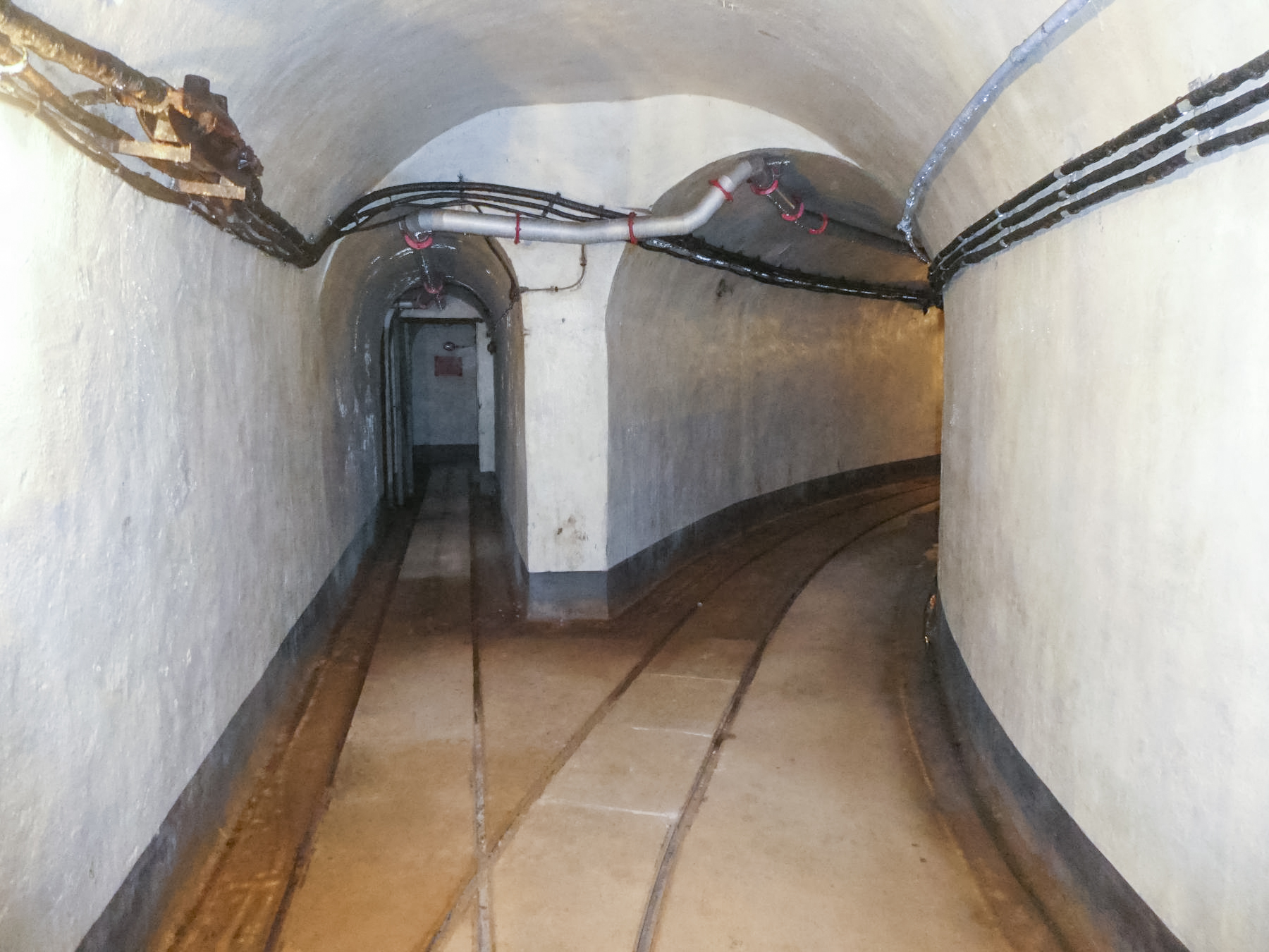 Ligne Maginot - BARBONNET (BT) - (Ouvrage d'artillerie) - Galerie avec au fond le morgue  - Daniel ELLENA - Philippe CUNY