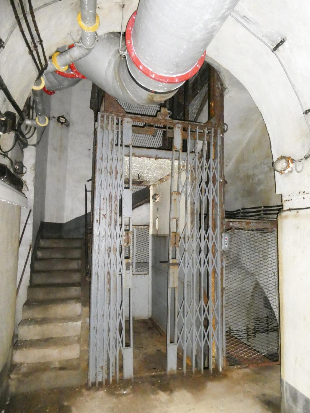 Ligne Maginot - BARBONNET (BT) - (Ouvrage d'artillerie) - Bloc 2
Ascenseur - Daniel ELLENA - Philippe CUNY