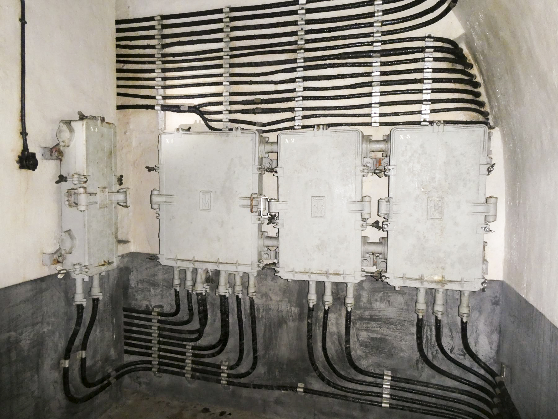 Ligne Maginot - BARBONNET (BT) - (Ouvrage d'artillerie) - PC de l'ouvrage
Raccordements téléphoniques - Daniel ELLENA - Philippe CUNY