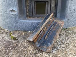 Ligne Maginot - Cloche GFM type A - Volet obturateur de créneau
Le volet à moitié plié à l'extérieur