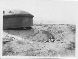 Ligne Maginot - LA FERTE - (Ouvrage d'infanterie) - Bloc 2
La tourelle pour deux armes mixtes déchaussée.
Noter les projections de matériels à l'extérieur