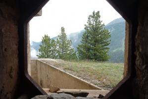 Ligne Maginot - LAVOIR - (Ouvrage d'artillerie) - Bloc 1
Le fossé diamant vu à travers le créneau FM de défense rapprochée