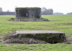 Ligne Maginot - B460 - RESERVOIR D'ONNAING (PDS) - (Abri actif) - Au premier plan, bloc d'entrée secondaire de l'abri du poste de soutien, en arrière le bloc actif et entrée principale