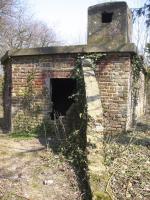 Ligne Maginot - LE QUESNOY - (Stand de tir) - Le blockhaus d'entrainement aux armes antichar
Vue coté créneau AC.
Noter la présence du mur de protection