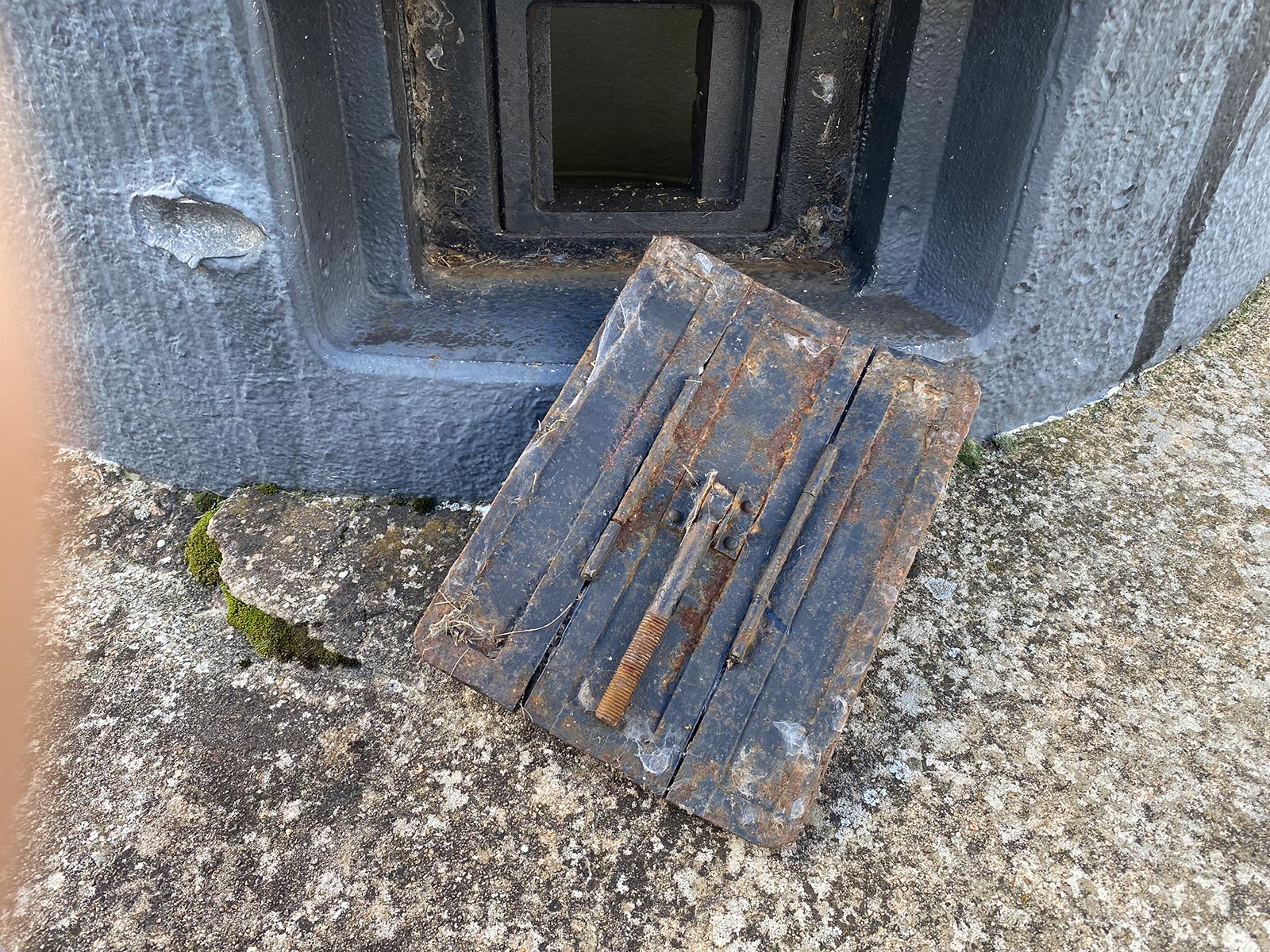 Ligne Maginot - Cloche GFM type A - Volet obturateur de créneau
Le volet déplié à l'extérieur