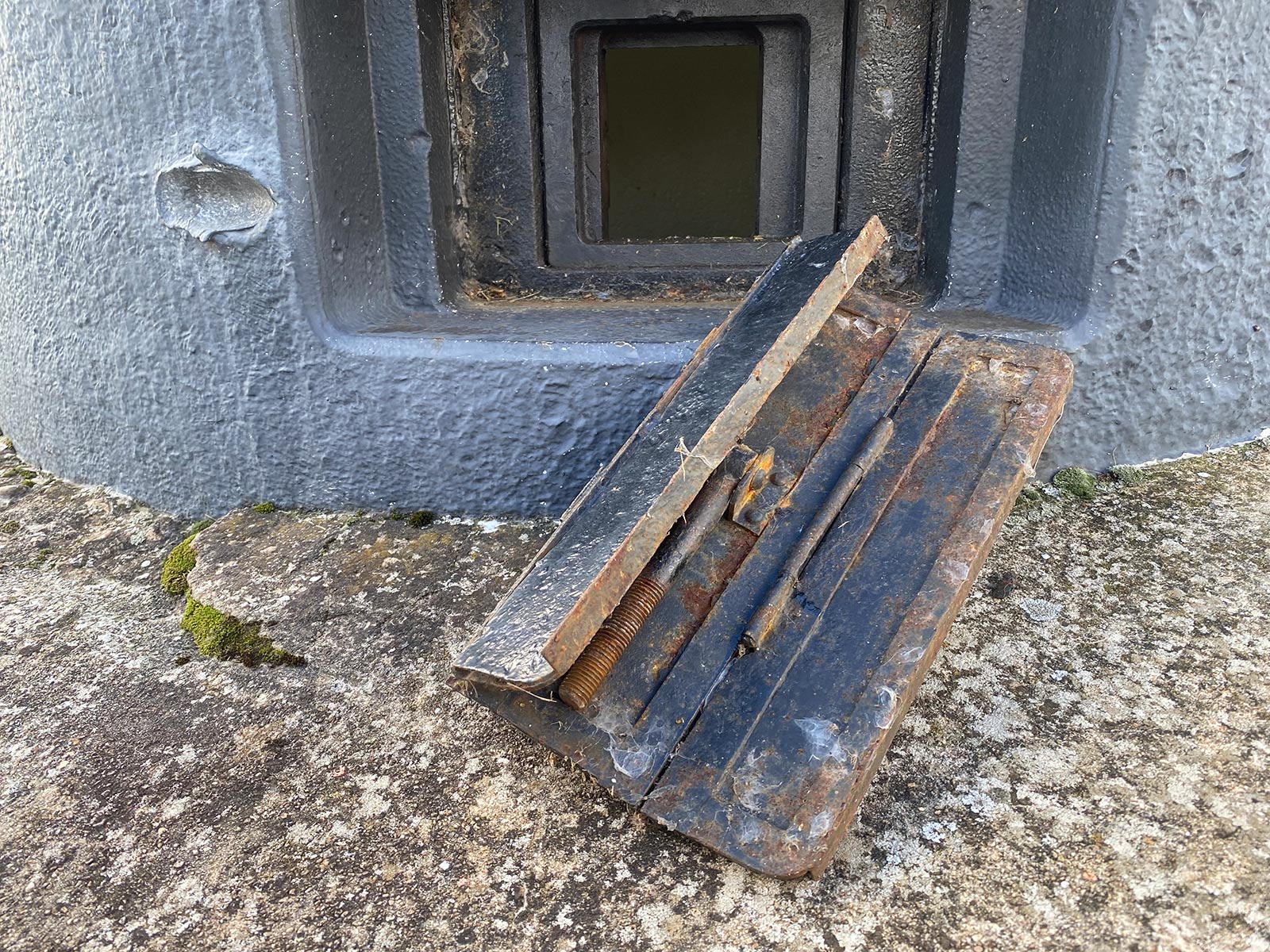 Ligne Maginot - Cloche GFM type A - Volet obturateur de créneau
Le volet à moitié plié à l'extérieur