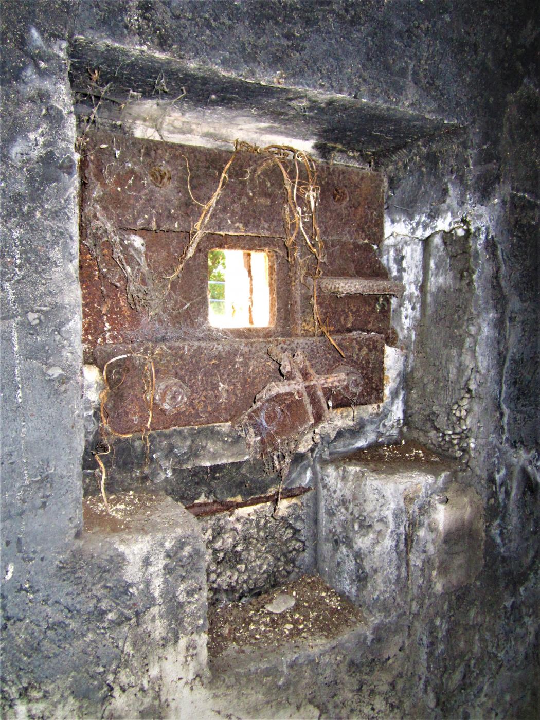 Ligne Maginot - 415 - RIEBEL - (Casemate d'infanterie) - Chambre de tir Sud
Créneau FM équipé d'une trémie type A et d'un support d'arme local - Les Gardiens du Rhin