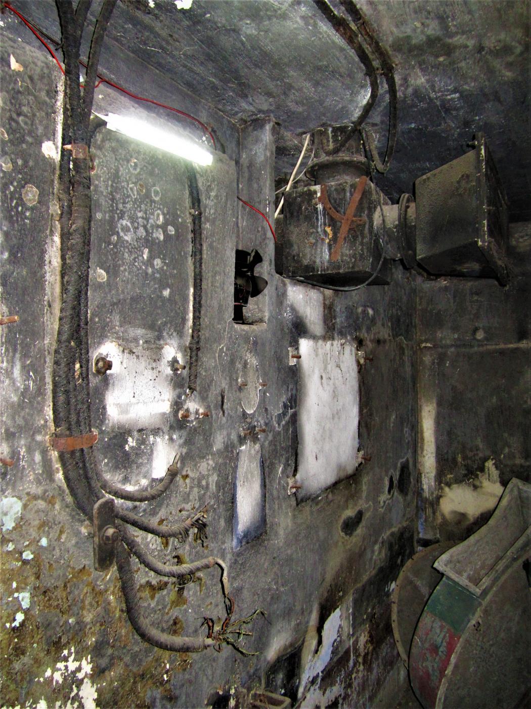 Ligne Maginot - BAMBIDERSTROFF NORD - C70 - (Casemate d'infanterie) - Etage inférieur
Dans la chambre de repos, l'emplacement du poste téléphonique et du boitier répartiteur type 01 à 14 circuits - Gregory Fuchs