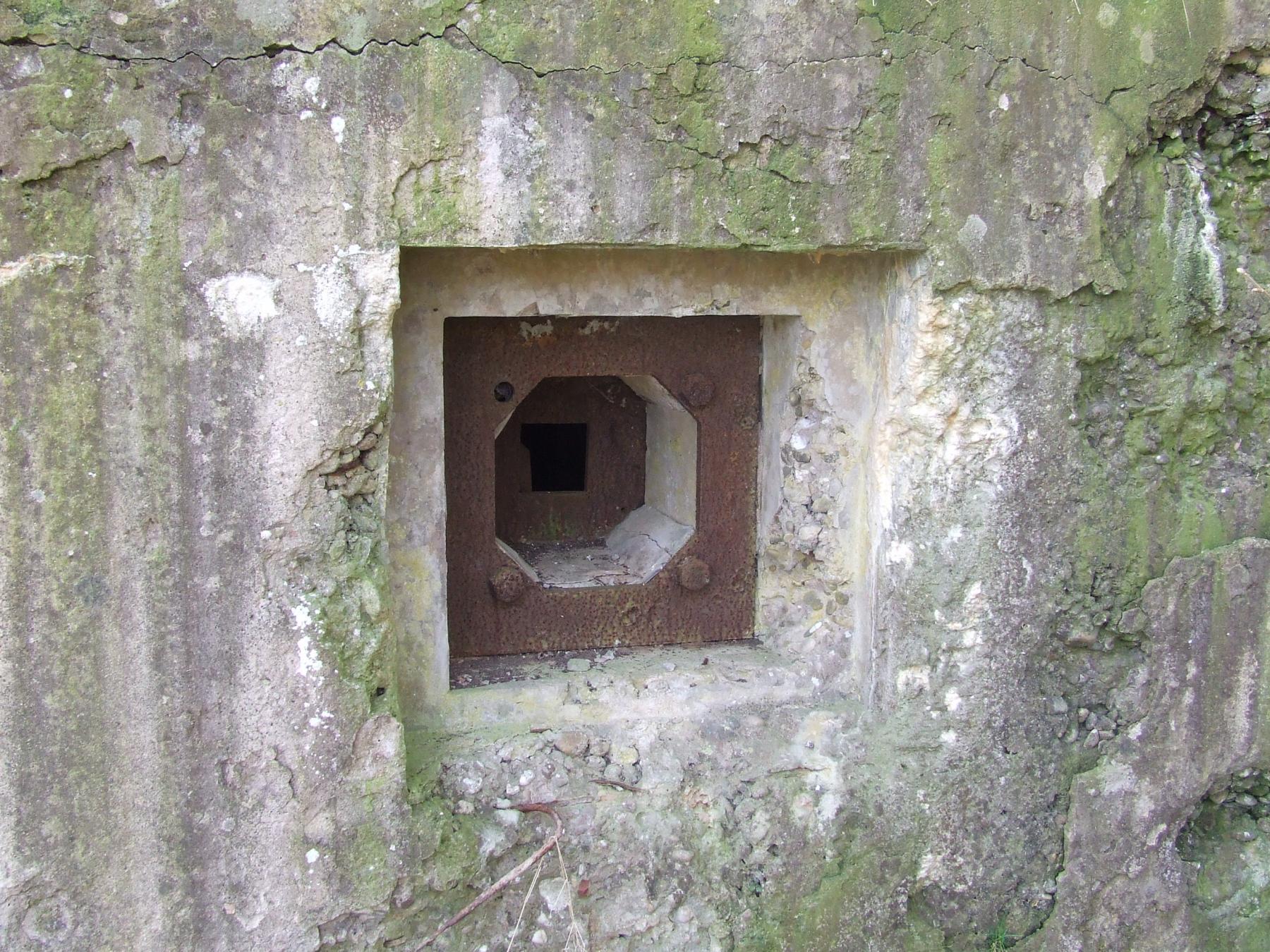 Ligne Maginot - LIEDERSCHIEDT - MAISON FORTE - (Poste GRM - Maison Forte) - Un des créneaux pour FM. - STENGER Mathieu