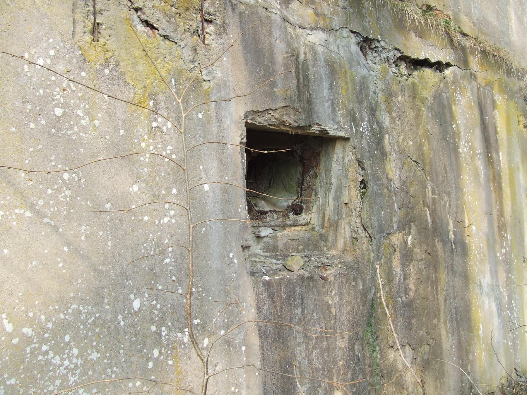 Ligne Maginot - LIEDERSCHIEDT - MAISON FORTE - (Poste GRM - Maison Forte) - Le créneaux FM incliné qui bat la route et la pente. - STENGER Mathieu
