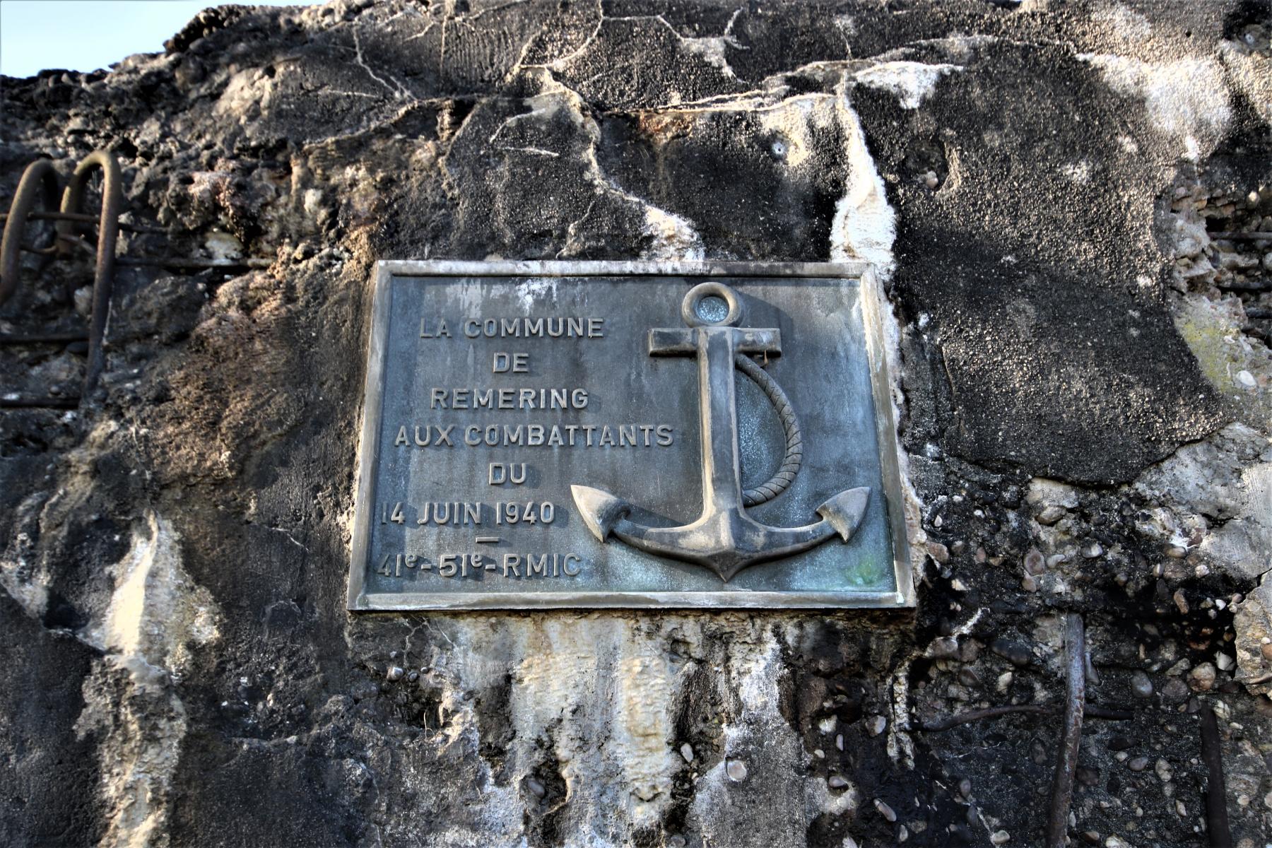 Ligne Maginot - R117 - REMERING - (Blockhaus pour arme infanterie) - Plaque en l'honneur des combattants des 41° et 51° RMIC - Michel & Philippe ZIMMER