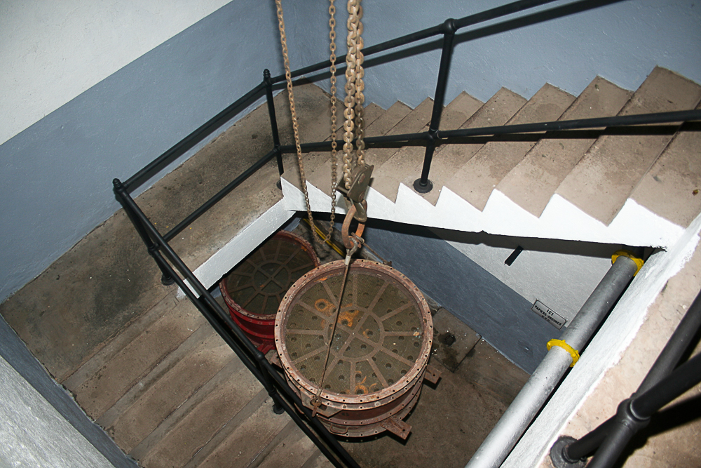 Ligne Maginot - BICHEL SUD - X19 - (Abri) - Escalier d'accès à l'étage inférieur avec un filtre de rechange accroché au palan - Michel Teiten