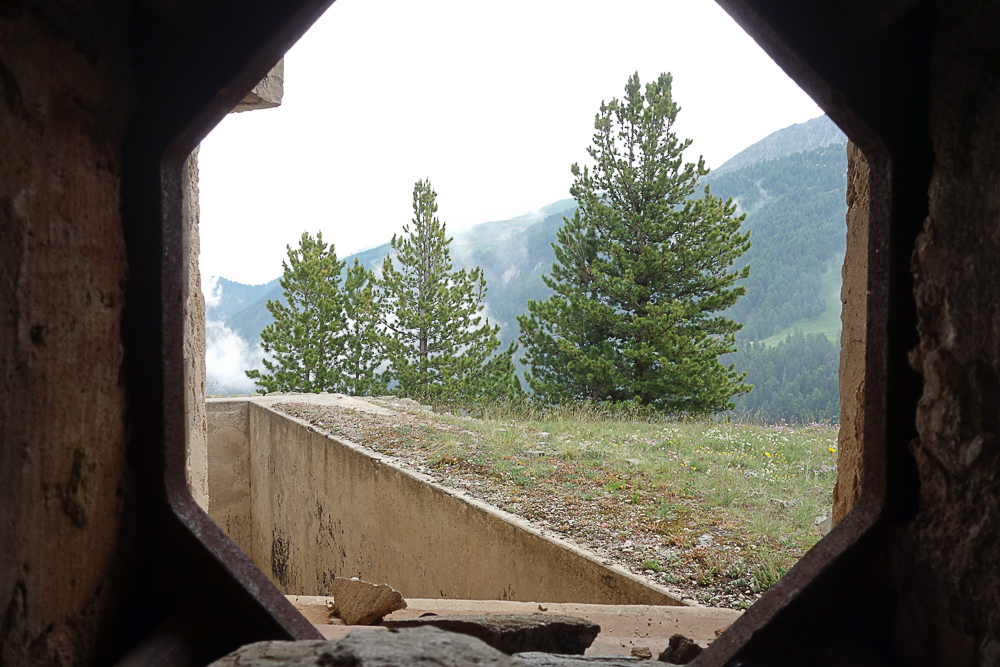 Ligne Maginot - LAVOIR - (Ouvrage d'artillerie) - Bloc 1
Le fossé diamant vu à travers le créneau FM de défense rapprochée - Michel Teiten