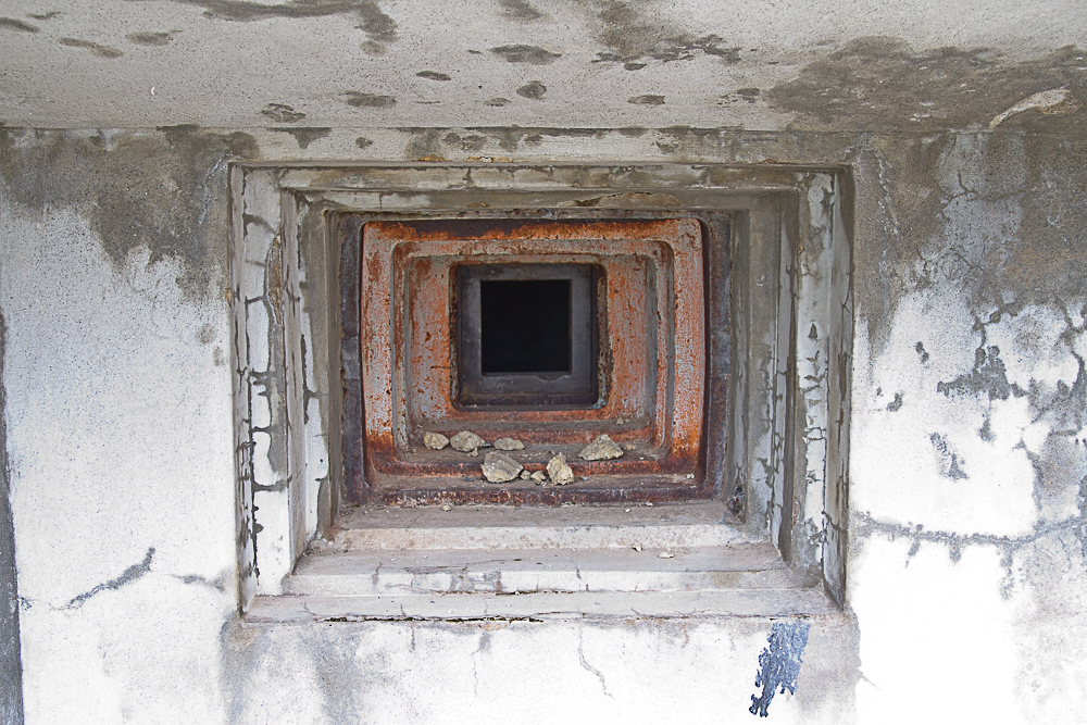 Ligne Maginot - PAS DU ROC - (Ouvrage d'artillerie) - Bloc 1
Créneau de mitrailleuse couvrant le Col d'Arrondaz - Michel Teiten