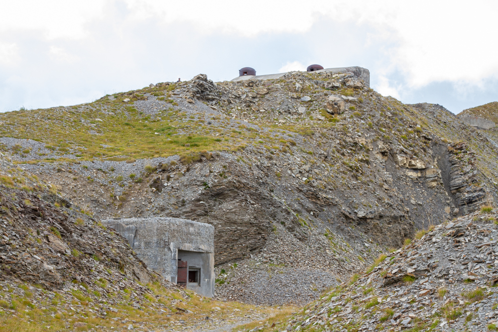 Ligne Maginot - GRANGES COMMUNES - (Ouvrage d'infanterie) - Bloc 1
L'entrée dominé par les cloches du bloc 2 - Michel Teiten