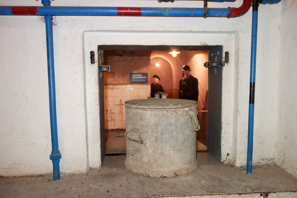 Ligne Maginot - SAINT ROCH (SHR) - (Ouvrage d'artillerie) - Cuisine
Marmite isolante sur le guichet utilisée pour apporter les repas aux blocs  - Michel Teiten