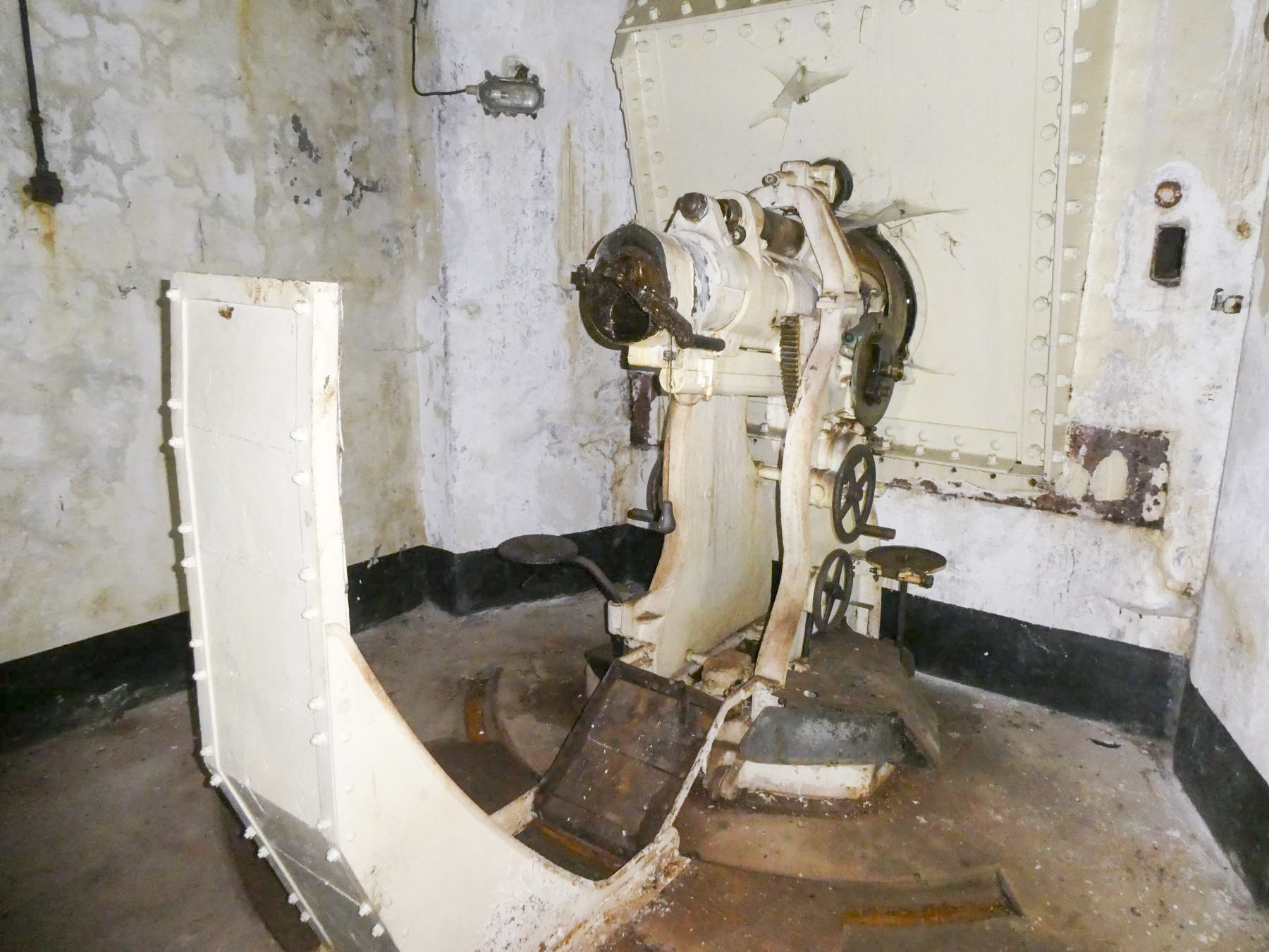 Ligne Maginot - BARBONNET (BT) - (Ouvrage d'artillerie) - Bloc 2
Canon-obusier de 75 - Daniel ELLENA - Philippe CUNY