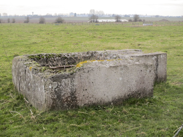 Ligne Maginot - B475 - RESERVOIR D'ESTREUX - (Observatoire d'artillerie) - Situé dans un pré clôturé, visible du chemin de terre venant de la rue Pasteur. - Smardz Félix