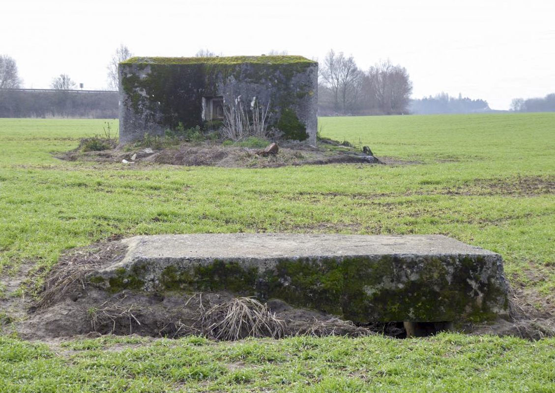 Ligne Maginot - B460 - RESERVOIR D'ONNAING (PDS) - (Abri actif) - Au premier plan, bloc d'entrée secondaire de l'abri du poste de soutien, en arrière le bloc actif et entrée principale - François VILLARS