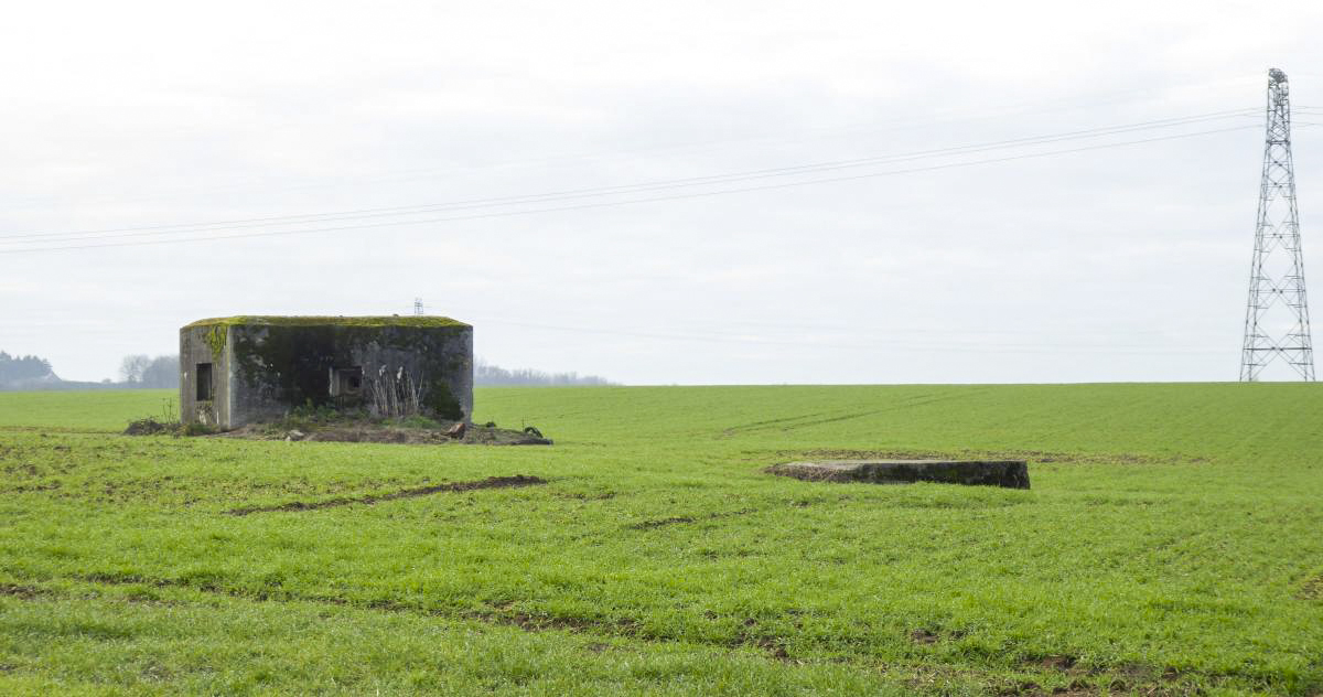 Ligne Maginot - B460 - RESERVOIR D'ONNAING (PDS) - (Abri actif) - Au premier plan, bloc d'entrée secondaire de l'abri du poste de soutien, en arrière le bloc actif et entrée principale - François VILLARS