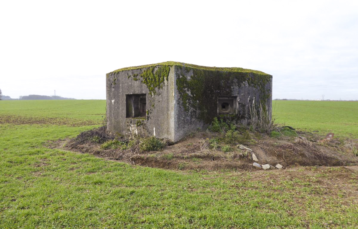 Ligne Maginot - B460 - RESERVOIR D'ONNAING (PDS) - (Abri actif) - Le bloc actif, avec 3 créneaux FM et un créneau mitrailleuse, relié par puits à l'abri. - François VILLARS