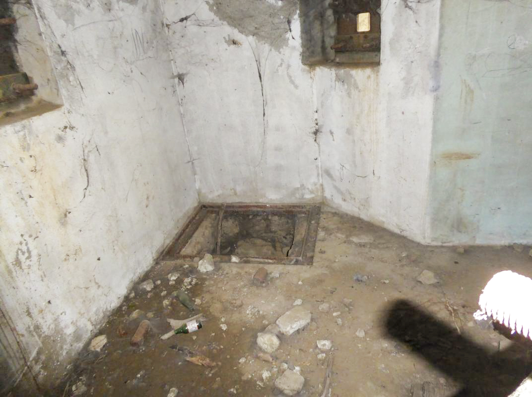 Ligne Maginot - B460 - RESERVOIR D'ONNAING (PDS) - (Abri actif) - Intérieur du bloc actif, trappe d'accès à l'étage inférieur servant d'entrée principale - François VILLARS
