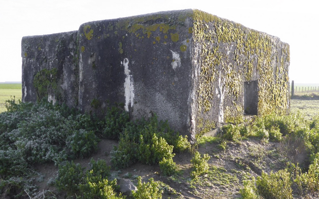 Ligne Maginot - B464 - BARAQUE DES CHASSEURS (PDS) - (Abri actif) - Vue arrière. Les deux entrées principales sont sous le bloc de ce côté - François VILLARS