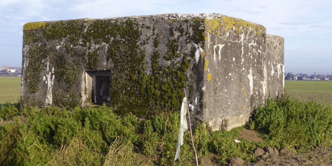 Ligne Maginot - B464 - BARAQUE DES CHASSEURS (PDS) - (Abri actif) - Vue arrière. Les deux entrées principales sont sous le bloc de ce côté - François VILLARS