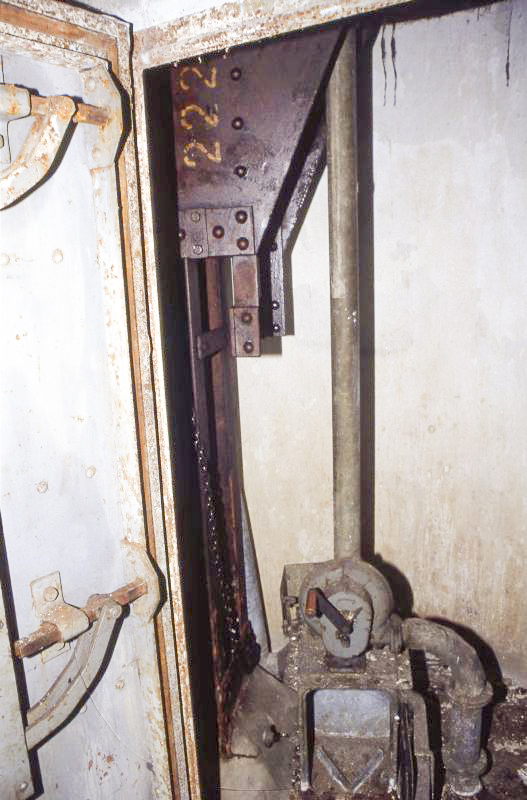 Ligne Maginot - COLMING - X33 - (Abri actif) - Au pied de la cloche - Valentin Hemmert