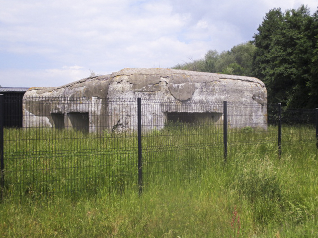 Ligne Maginot - LA CRASCOTTE OUEST - (Blockhaus lourd type STG / STG-FCR - Double) - Photo prise de la D 932 - Route de Maubeuge. - Smardz Félix