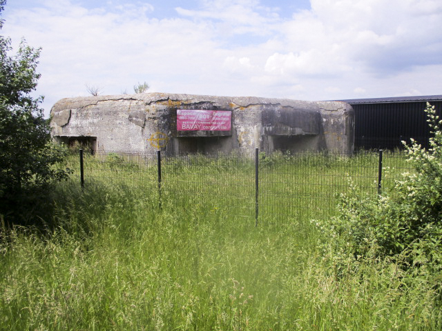 Ligne Maginot - LA CRASCOTTE OUEST - (Blockhaus lourd type STG / STG-FCR - Double) - Photo prise de la D 932 - Route de Maubeuge. - Smardz Félix