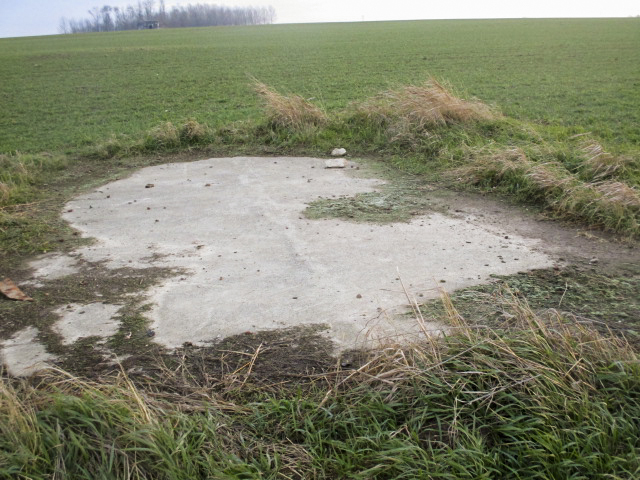 Ligne Maginot - B487 - CURGIES (PDS) - (Abri actif) - Toit de l'une des deux entrées du B487. La seconde entrée a été remblayée. - Smardz Félix
